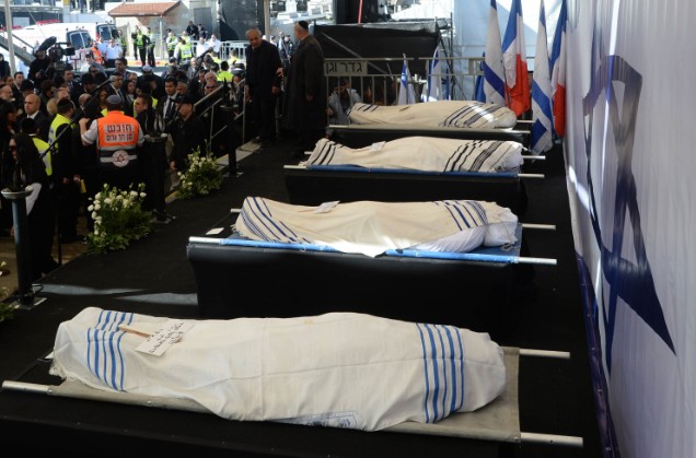 גופותיהם של ארבעת הקורבנות היהודים בפיגוע פריז (צילום: פלאש 90)
