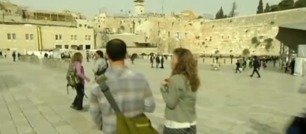 משתתפי הטיול מגיעים לכותל