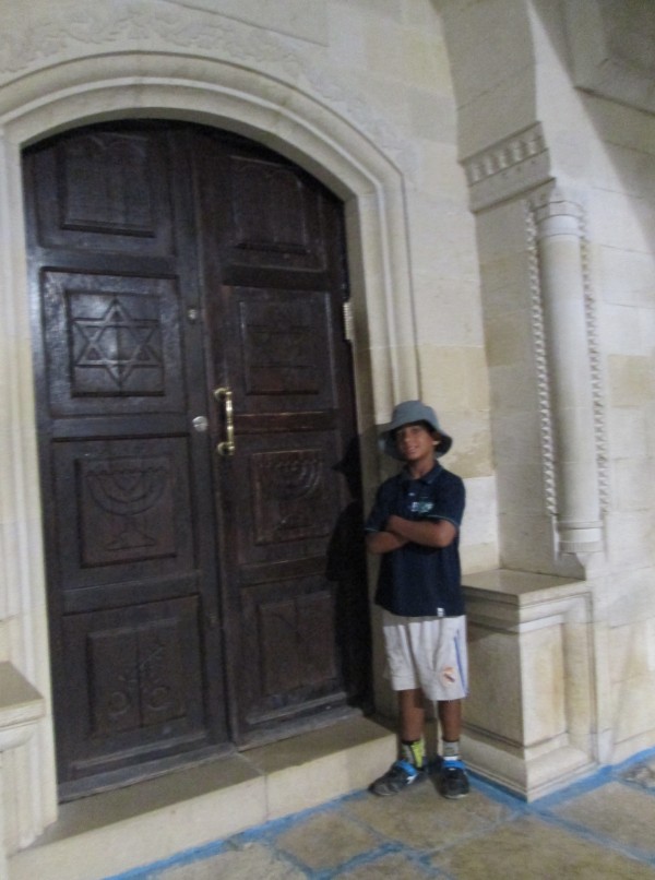 הילד אור נגר בכניסה לבית הכנסת 'אבוהב' אחרי הסליחות