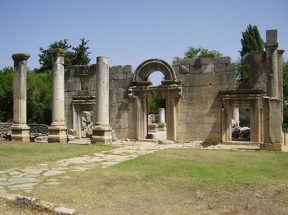 שרידי החזית המפוארת של בית הכנסת
