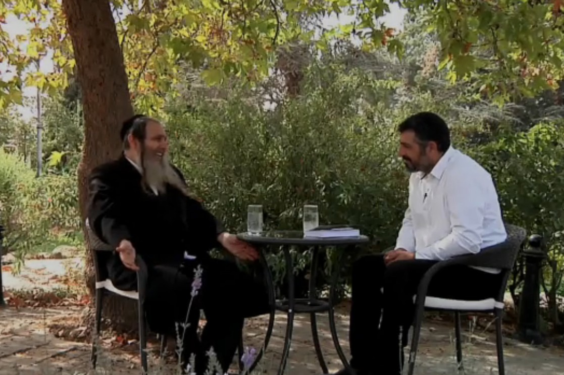 Journalist Zvi Yehezkeli and Rabbi Shalom Arush – talking faith (Credit: Screen capture Ynet)