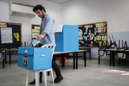 ישראלי הצביע בקלפי (צילום: פלאש 90)