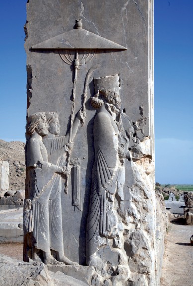 המלך הפרסי חשיארש הראשון, הוא אחשורוש, בתבליט שנמצא בחורבות ארמונו בפרספוליס, איראן