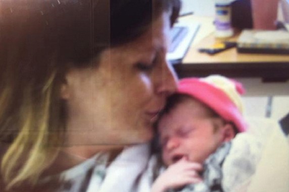 אמבר פנגבורן שרדה עם בתה התינוקת (צילום: KHSL)