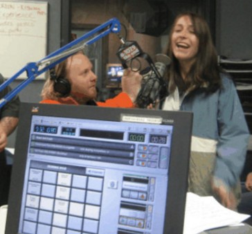ג'ניפר סטריינג' בתוכנית הרדיו (צילום: KDND)