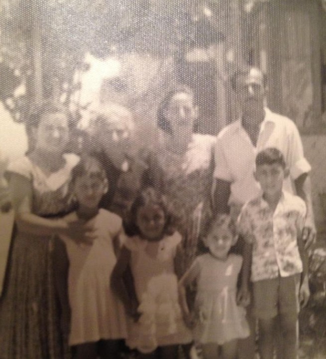 סבתא וסבא עם אחיותיה של סבתא וילדים של סבתי בצריף 