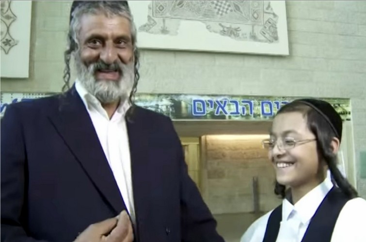 הרב סלימן דהרי ובנו יעקב (צילומי מסך)