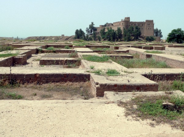 שרידי ארמון אחשורוש בשושן העתיקה, שנבנה על גבי רָמָה גבוהה הקיימת גם כיום
