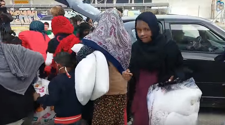 הפליטים ה'מסכנים': רוקנו את תכולת המכונית בשניות
