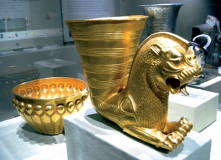 גביעים וקערות מלכותיים מזהב ומכסף, בעלי גודל מופרז, ששימשו לשתייה במשתאות מלכי פרס ומדי