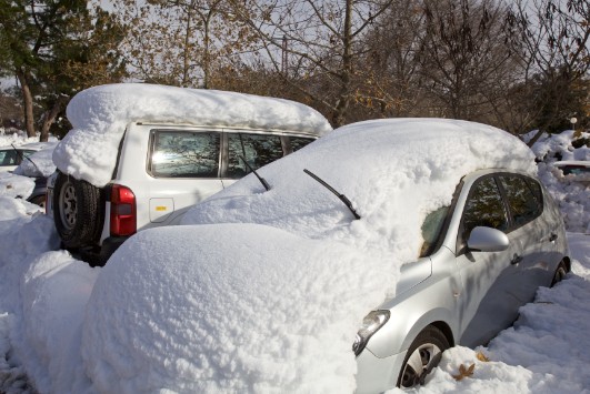 מכוניות מכוסות בשלג ברמת הגולן ב-12 בינואר, 2015 (צילום: פלאש 90)