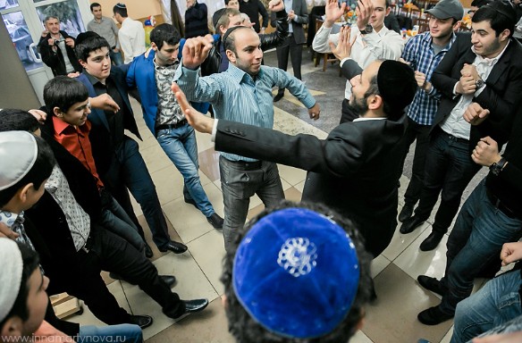 הרב זלמן רובינוב בריקוד קווקזי עם בני הנוער
