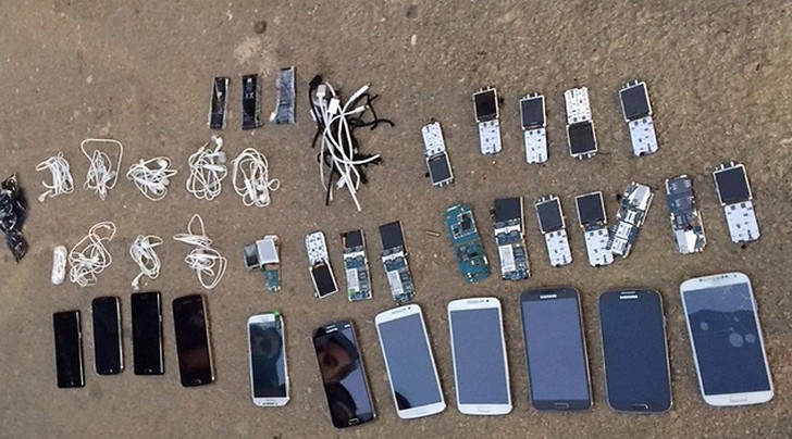 מכשירים שנתפסו מחוץ לכלא (צילום: דוברות שב"ס )