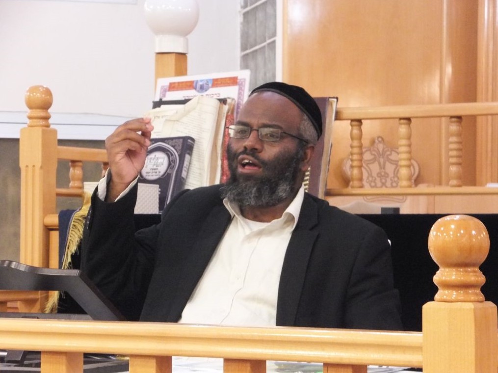 הרב משה ברוך בשיעורי תורה בבית הכנסת באשדוד