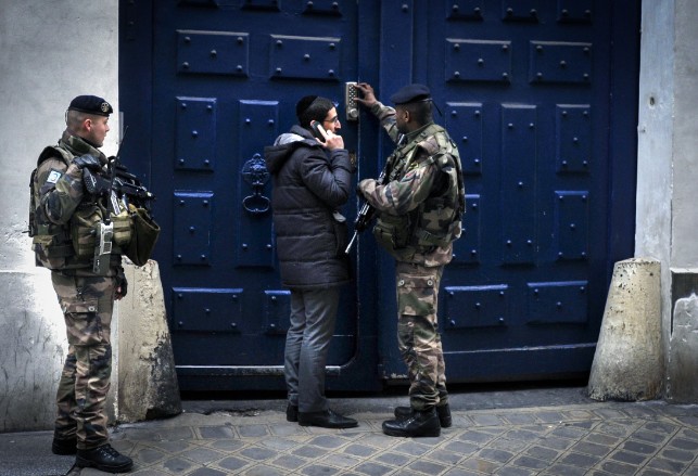 חיילים צרפתיים שמאבטחים מוסדות יהודיים במדינה (צילום: פלאש 90)
