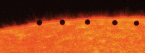 שילוב של תמונות המעבר של כוכב חמה על פני השמש ב-1999 (צילום: נאס"א)