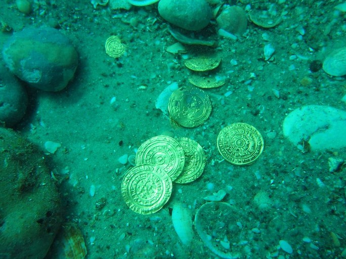 אוצר המטבעות בקרקעית הים (צילום: באדיבות רשות העתיקות)