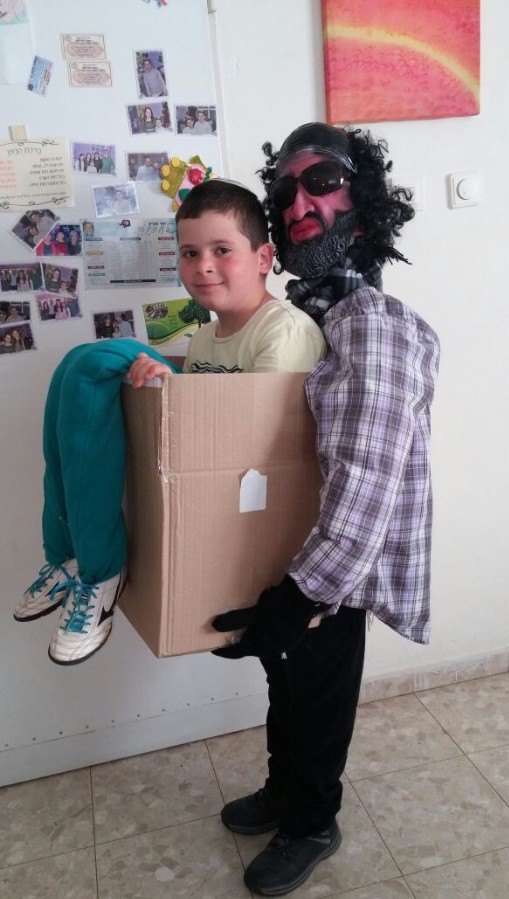 מתן אהרן, בן 8.5 מאחוזת אתרוג, התחפש לאיש בקופסה