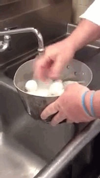שיטה מהירה לקילוף ביצים לאחר בישולן
