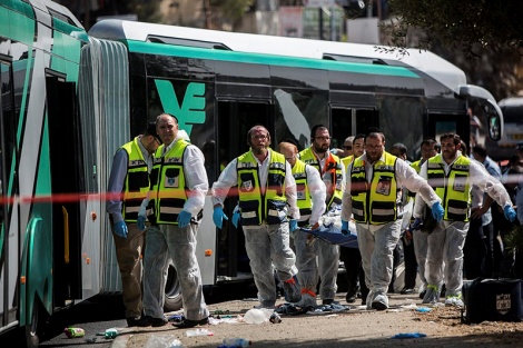 הפיגוע באוטובוס (צילום: יונתן סינדל / פלאש 90)