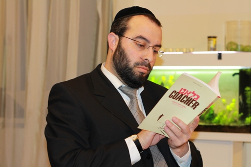 הרב נחמיה רוטנברג עם ספרו, גלאט קואוצ'ר