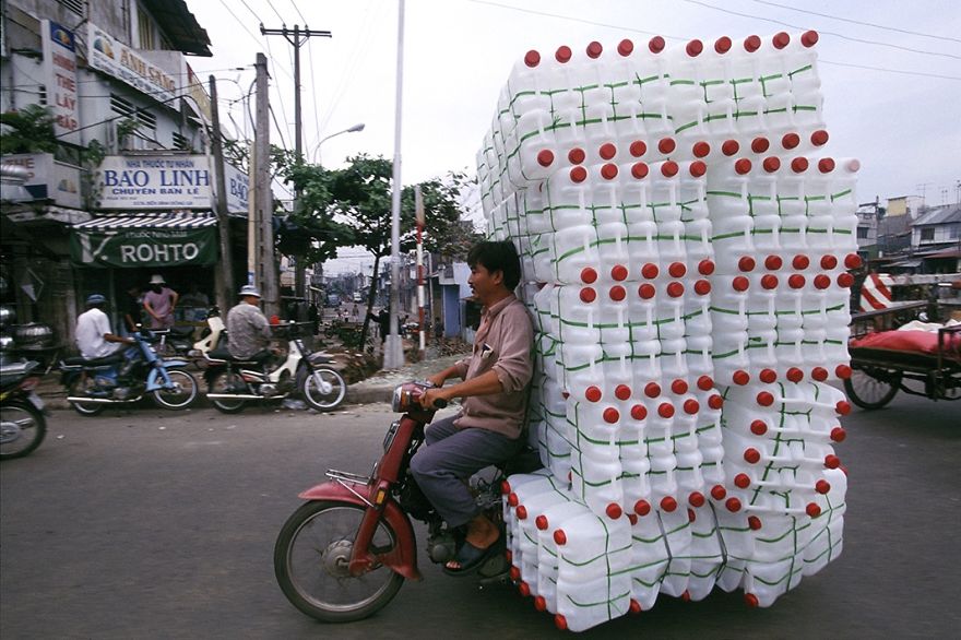 מחזורית ניידת: רוכב אופניים נושא עשרות בקבוקי פלסטיק