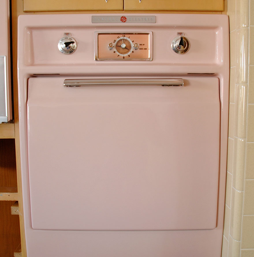 התנור הישן - אף הוא בצבע ורוד