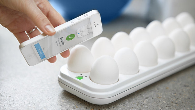 מכשיר שיראה כמה ביצים נשארו בתבנית ויתריע לפני שהן נגמרות