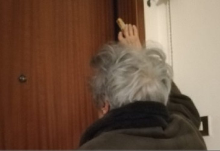 Paula with hand on the mezuzah (Photo: Rabbi Daniel Twito, Courtesy of 'Israel Hayom')