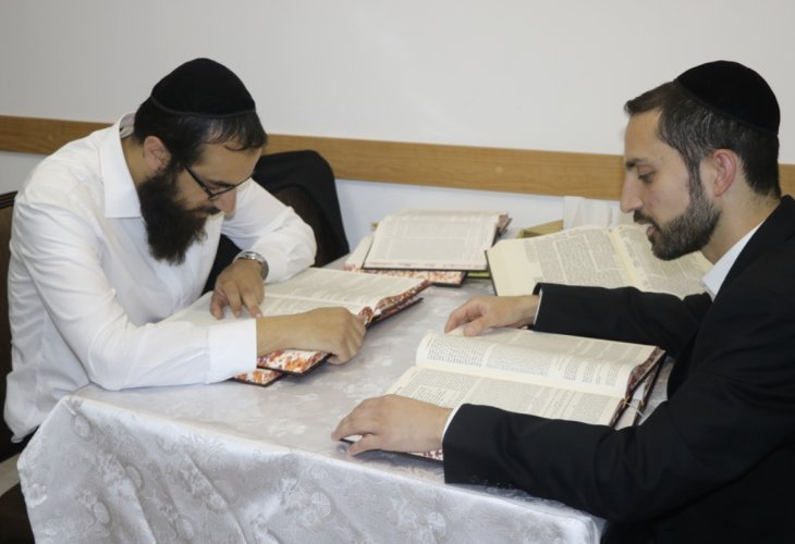 Uriah Hillel Dadon on the right, Shmuel Avraham on the left