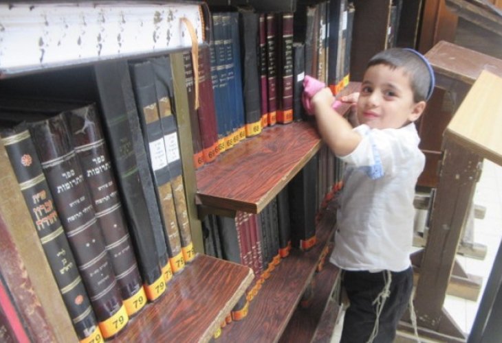 Shani Sara's son arranging books at Rabbi Chaim Kanievsky's home Shani Sara's son arranging books at Rabbi Chaim Kanievsky's home