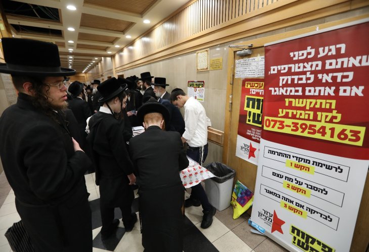 Yeshiva students undergoing bone marrow compatibility testing (Photo: Yaakov Nahumi) Yeshiva students undergoing bone marrow compatibility testing (Photo: Yaakov Nahumi)