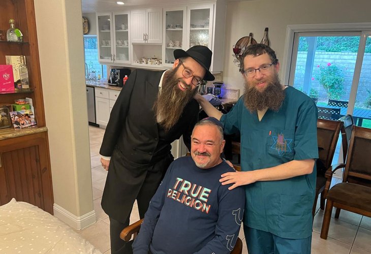 Moshe Tzvi Solomon on the right Moshe Tzvi Solomon on the right