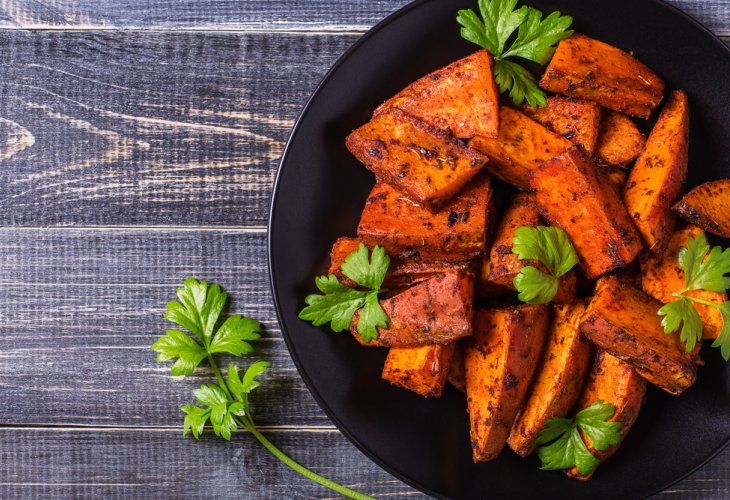 The nutritional values of sweet potatoes are higher when eaten with their skin (Photo: shutterstock)