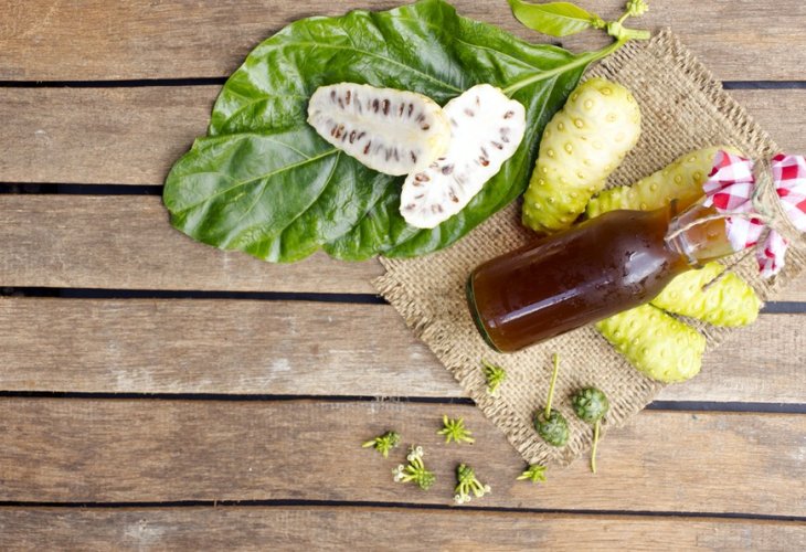 The noni fruit and the drink made from it (Illustrative photo: Shutterstock)