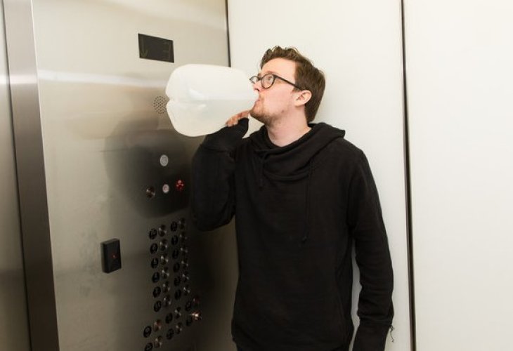 The journalist on his way to the office with his daily gallon of water (Photo: From Thrillist website)