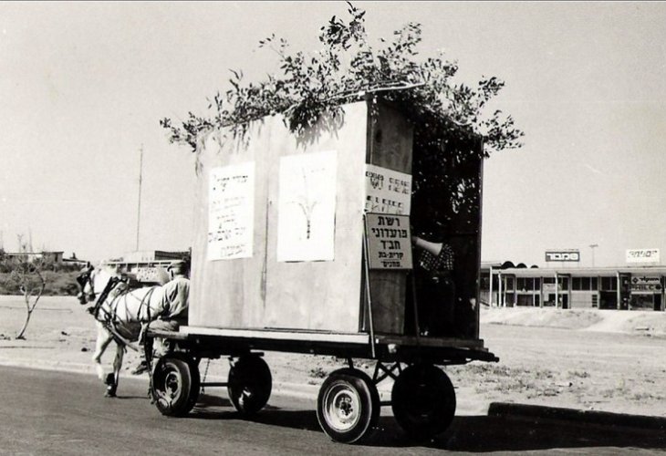 Yechiel Michel Tessler z"l in his famous sukkah 50 years ago (Credit: Itai Lidsky)