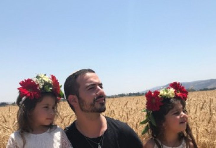 Chananel Ochana with his daughters Chananel Ochana with his daughters