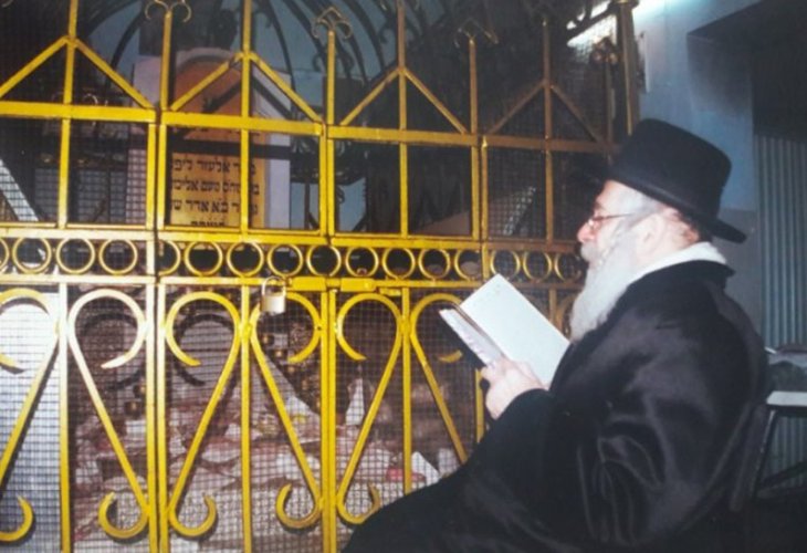 The righteous sage of Yavne'el at Rabbi Elimelech's tomb in Lizhensk (Photo by R' Yechiel Silber)