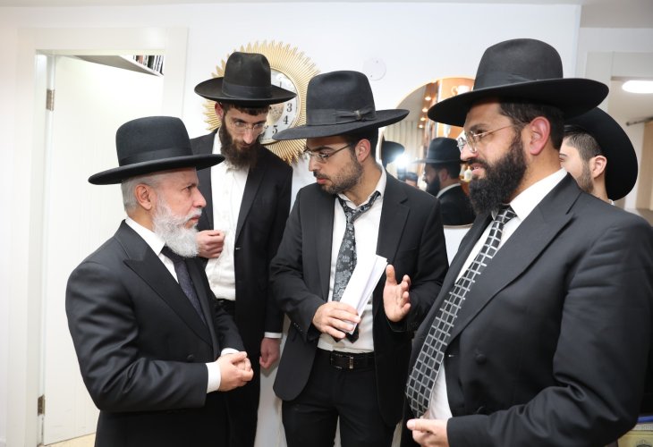 Rabbi Zamir Cohen listens to a briefing on enrollment activities (Photo: Yaakov Cohen)