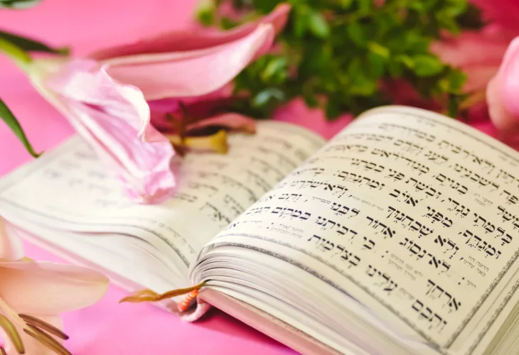 "I didn't have a prayer book, but I felt a deep longing for something more within." (Photos: shutterstock) "I didn't have a prayer book, but I felt a deep longing for something more within." (Photos: shutterstock)
