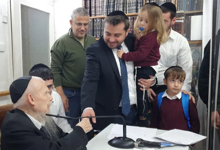 David Druck (and his children) with Yinon Magal, at Rabbi Edelstein’s residence