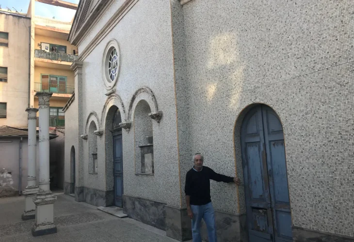 Sami Cohen with the Jewish synagogue in Asmara, Eritrea in the background Sami Cohen with the Jewish synagogue in Asmara, Eritrea in the background