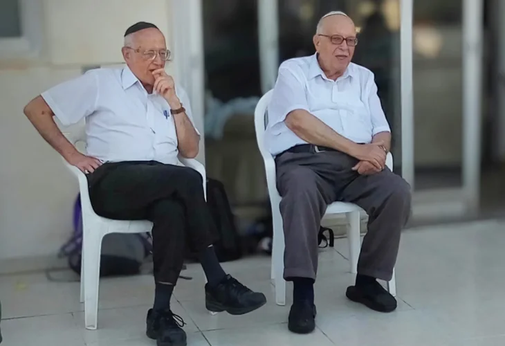 Simcha Raz (right) and his brother Prof. Nahum Rakover