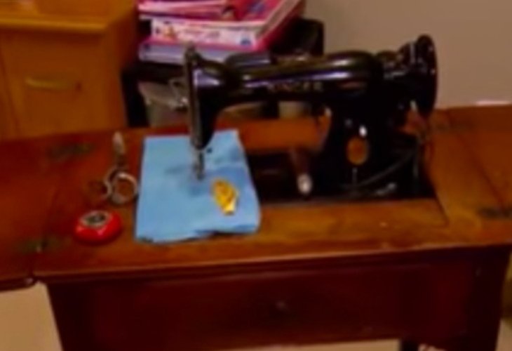 The old sewing machine belonging to the late aunt The old sewing machine belonging to the late aunt
