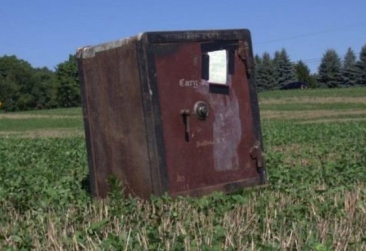 The old safe with the note attached. No one has managed to open it yet.