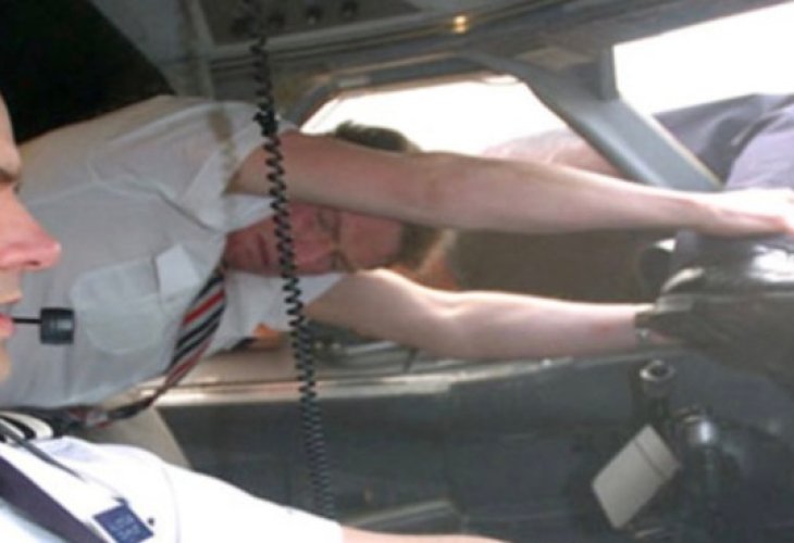 The pilot battling for his life (Photo: YouTube) The pilot battling for his life (Photo: YouTube)