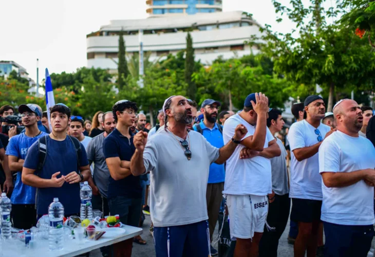 Worshippers in Tel Aviv (Photo: Tomer Neuberg/Flash90) Worshippers in Tel Aviv (Photo: Tomer Neuberg/Flash90)