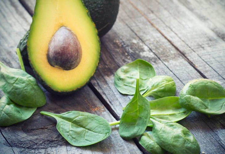 Avocado and leafy greens (Photo: shutterstock) Avocado and leafy greens (Photo: shutterstock)