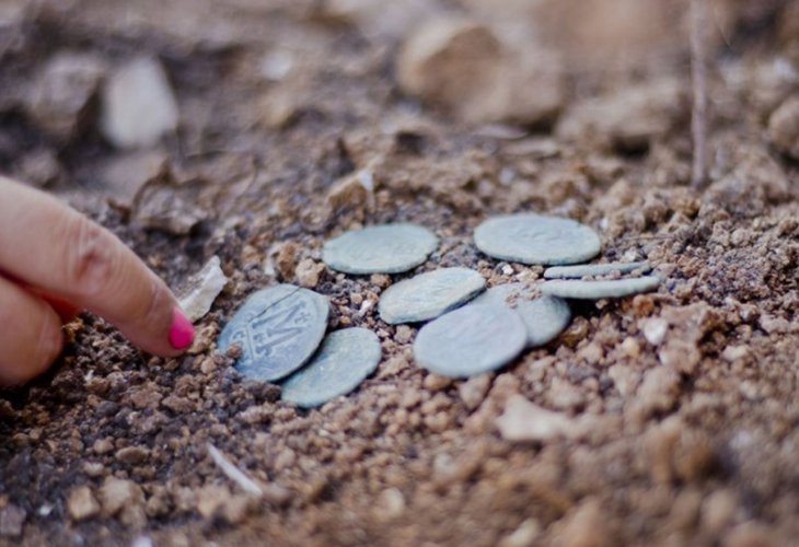 The nine coins uncovered in the excavation (Photo: Yuli Schwartz, Israel Antiquities Authority) The nine coins uncovered in the excavation (Photo: Yuli Schwartz, Israel Antiquities Authority)